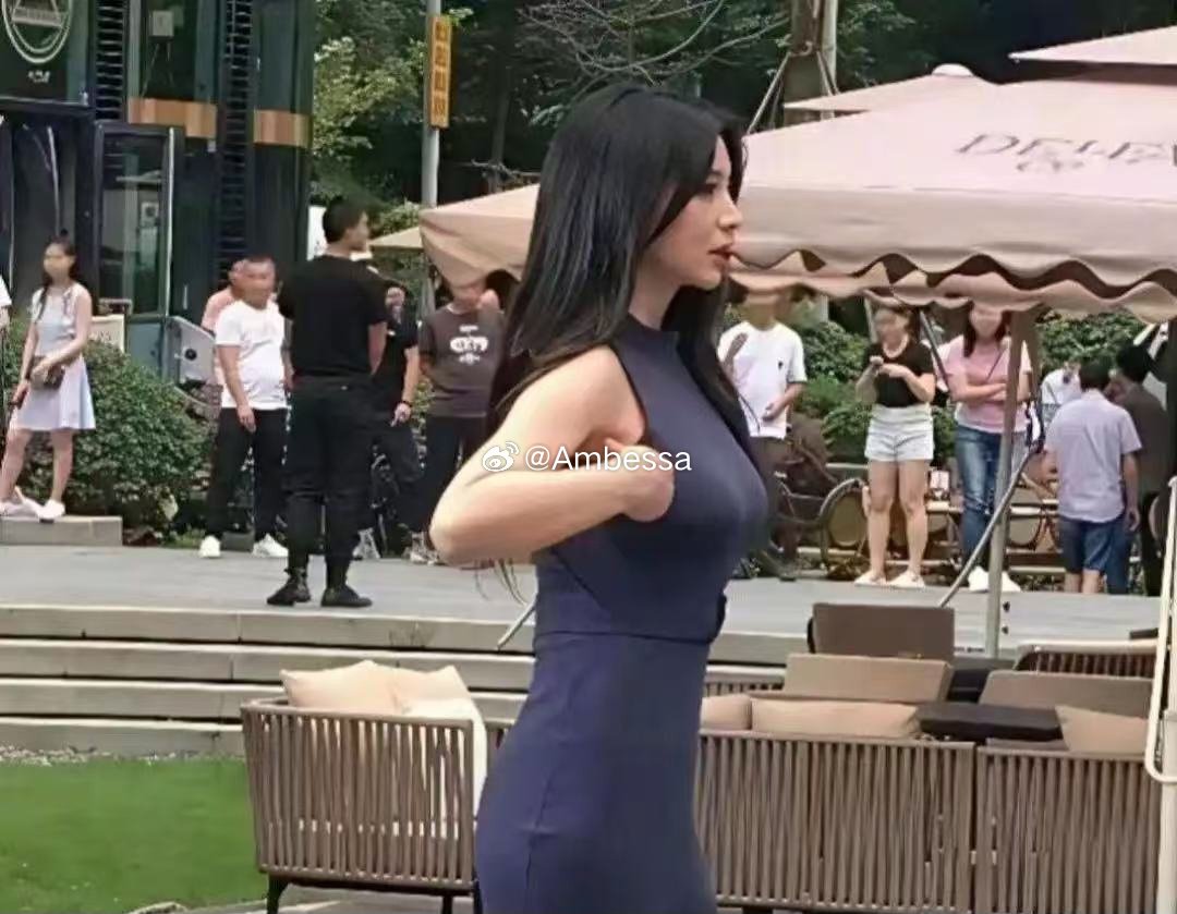 柳岩身材还是那么好，只是年龄到了，脸上看起来还是有点儿老了 