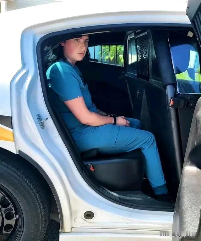 美国这医疗圈怪事还真不少。29岁女子奥特姆·巴迪萨，从2024年6月到2025年