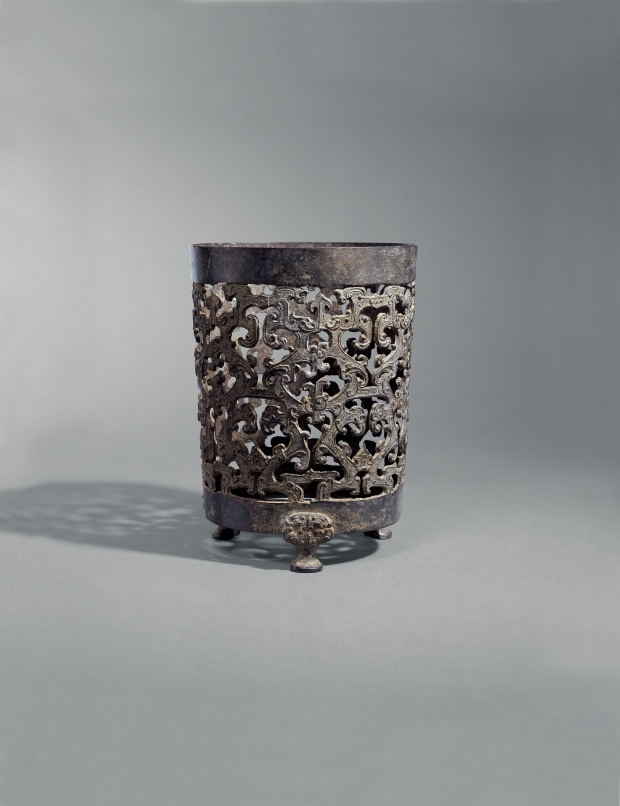 每天一件青铜器 美国JJ Lally行贩售的一件精彩的战国晚期镂空云纹熏杯. 多