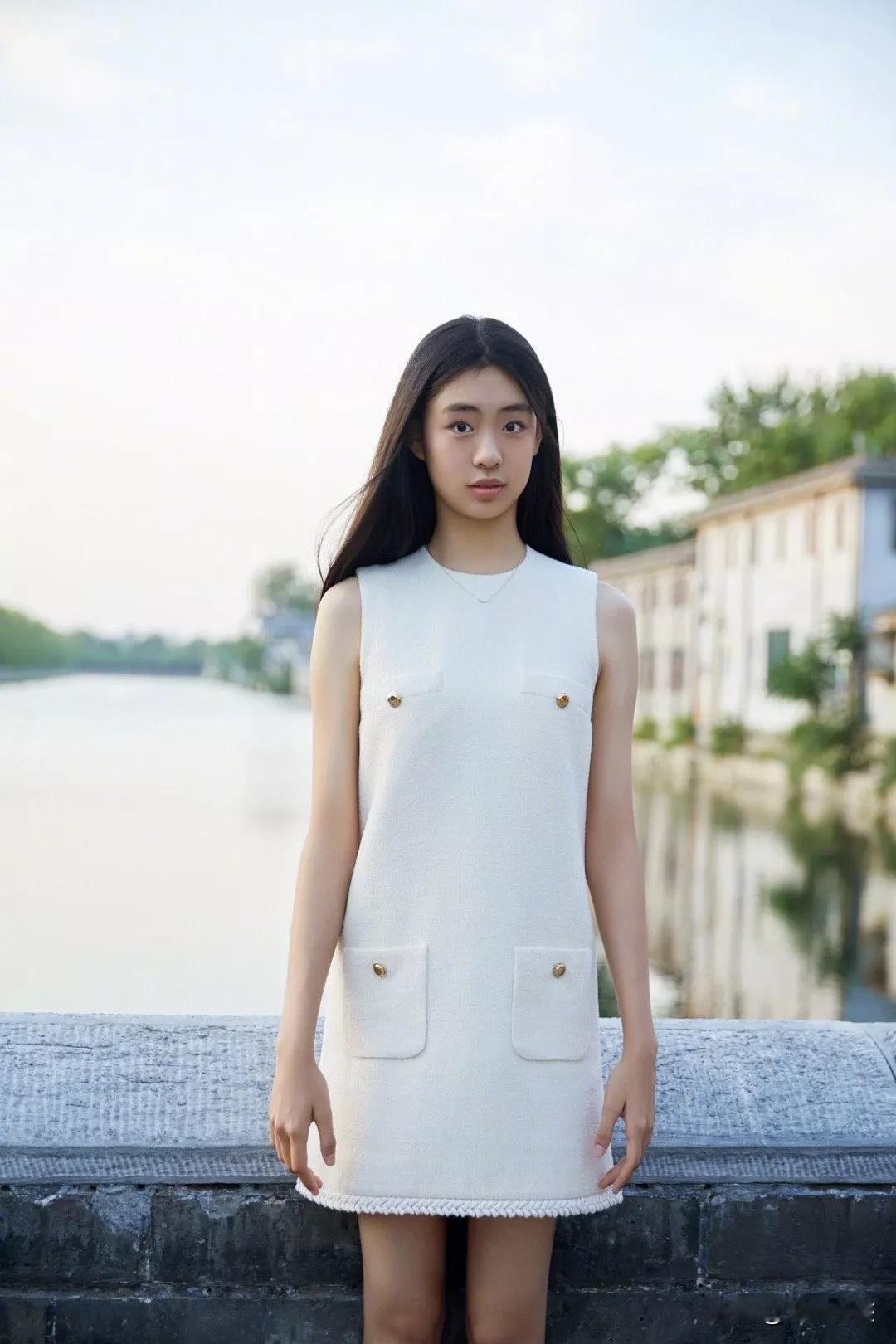 佟大为的女儿长大了，应该会去当模特吧？她这身高，还没正式成年，就已经超过她妈妈了