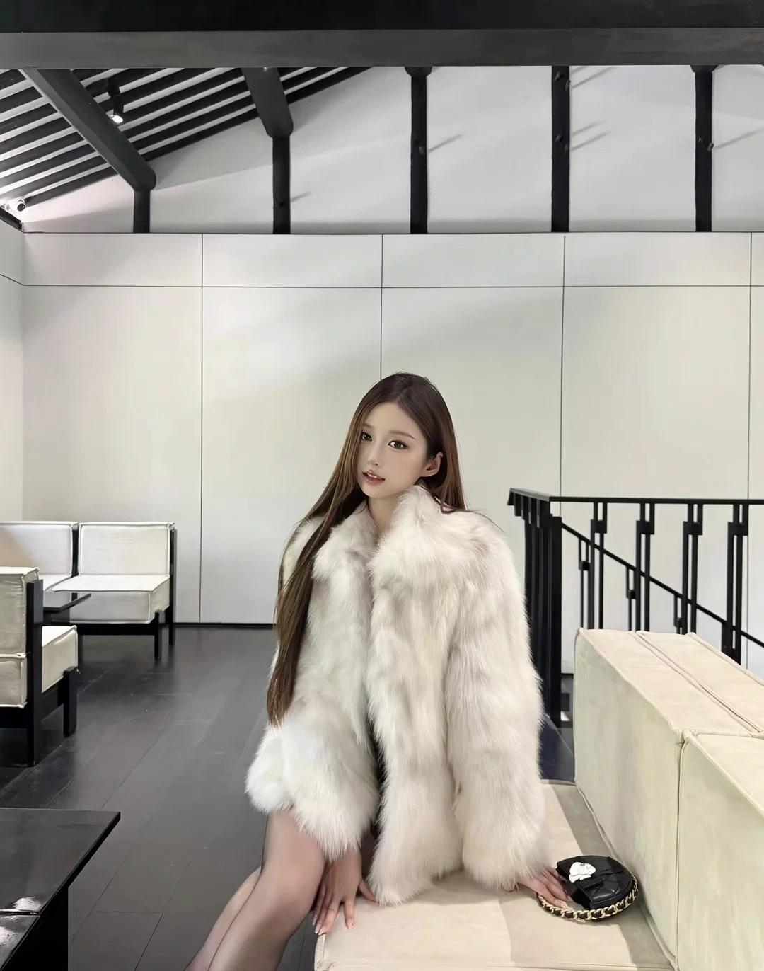 冬日穿搭指南：毛茸茸的白色皮草外套，温暖又时尚！
把一身蓬松的白轻轻落在沙发的软