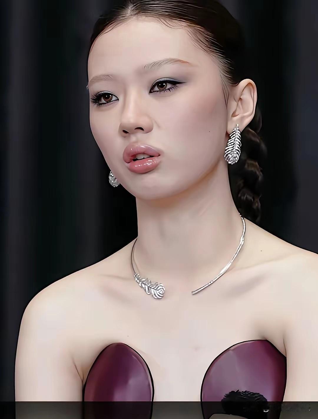 单依纯是被迫营业？
      是这个世界奇奇怪怪，还是单依纯奇奇怪怪？单依纯还