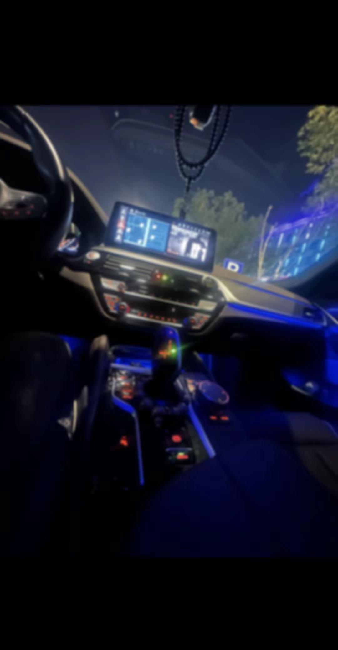 以前的小芳不光辫子长，心里还善良，现在的小芳，不光要车还要房，性格还要强