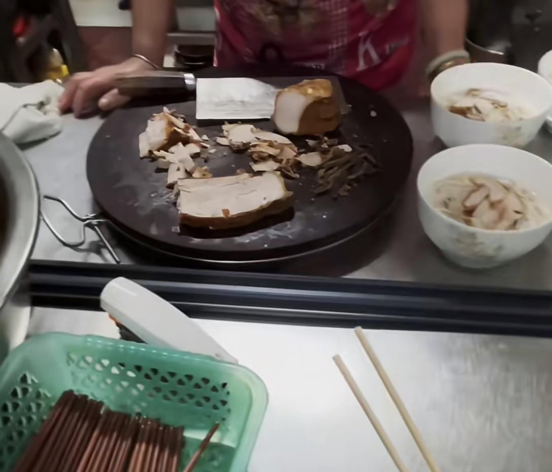 东西是我自己的，我想怎么卖就怎么卖！现在宰客都这么理直气壮吗？
事情的起因是有粉