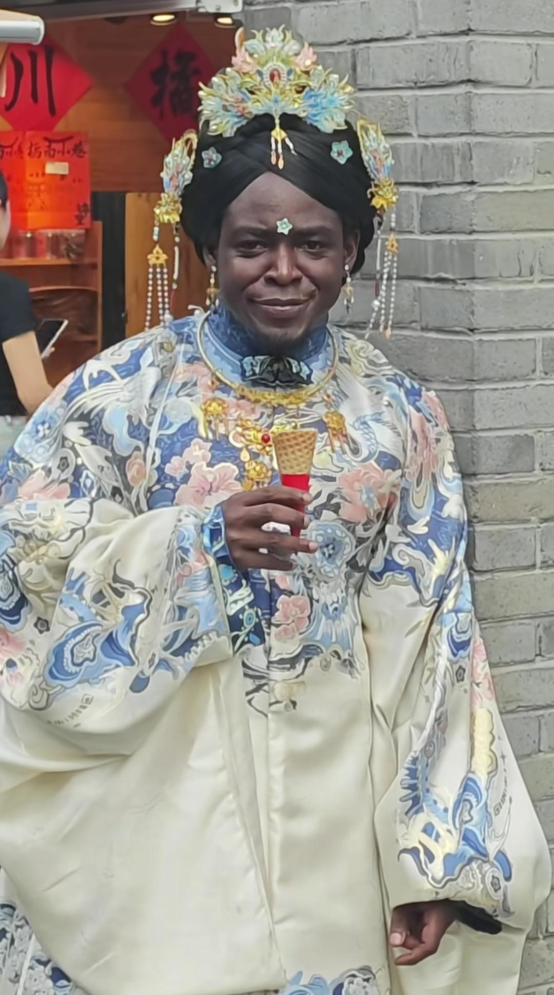 当异域面孔遇上国风贵妃汉服，瞬间解锁别样氛围感。
在街头偶遇这位外国小姐姐，精致