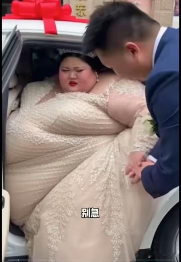 刷到这段婚礼片段瞬间被新娘子戳中，难道只有我一人觉得她格外好看吗？车门边那一幕氛