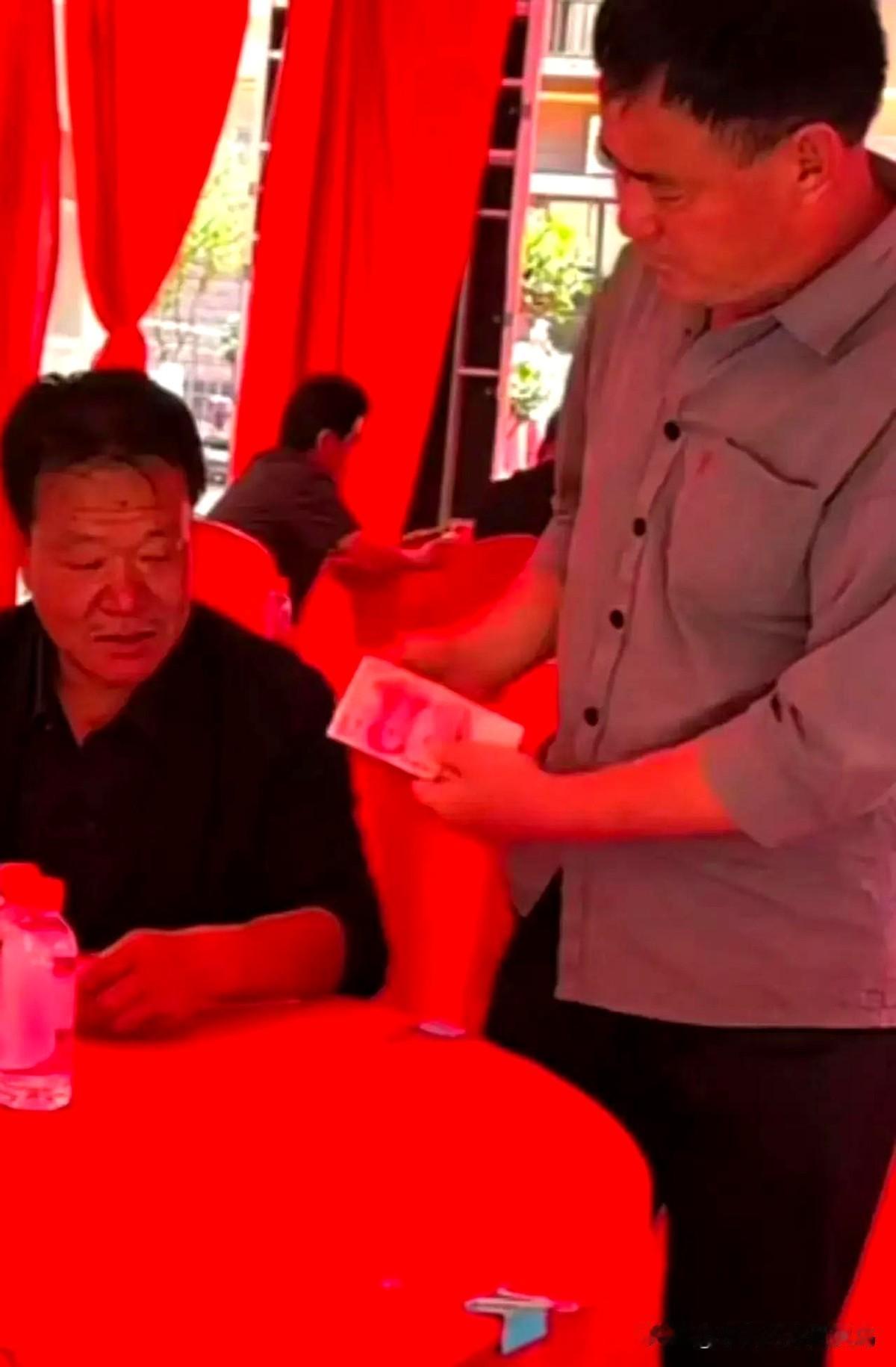 6月1日，哥哥的儿子要结婚，弟弟知道以后来到婚礼现场。

哥哥和弟弟因分家产大吵