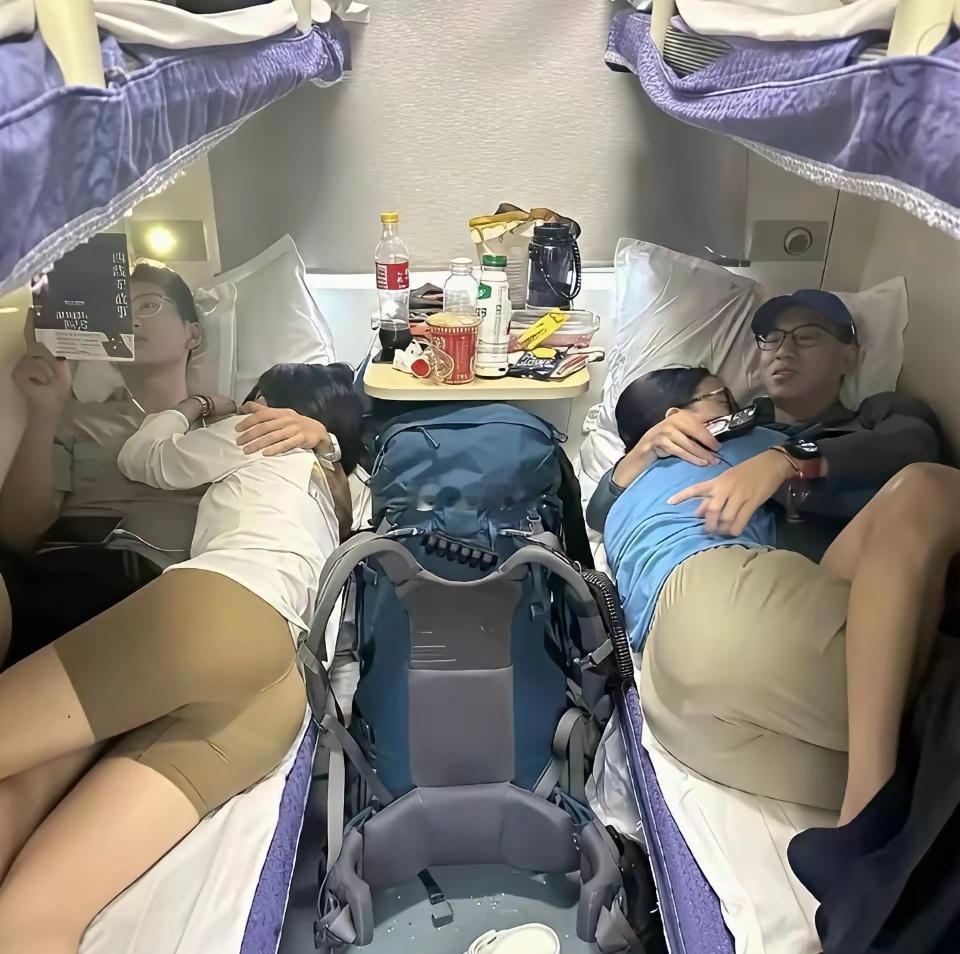 活久见，车厢里的两对男女还能这样吗？ ​​​