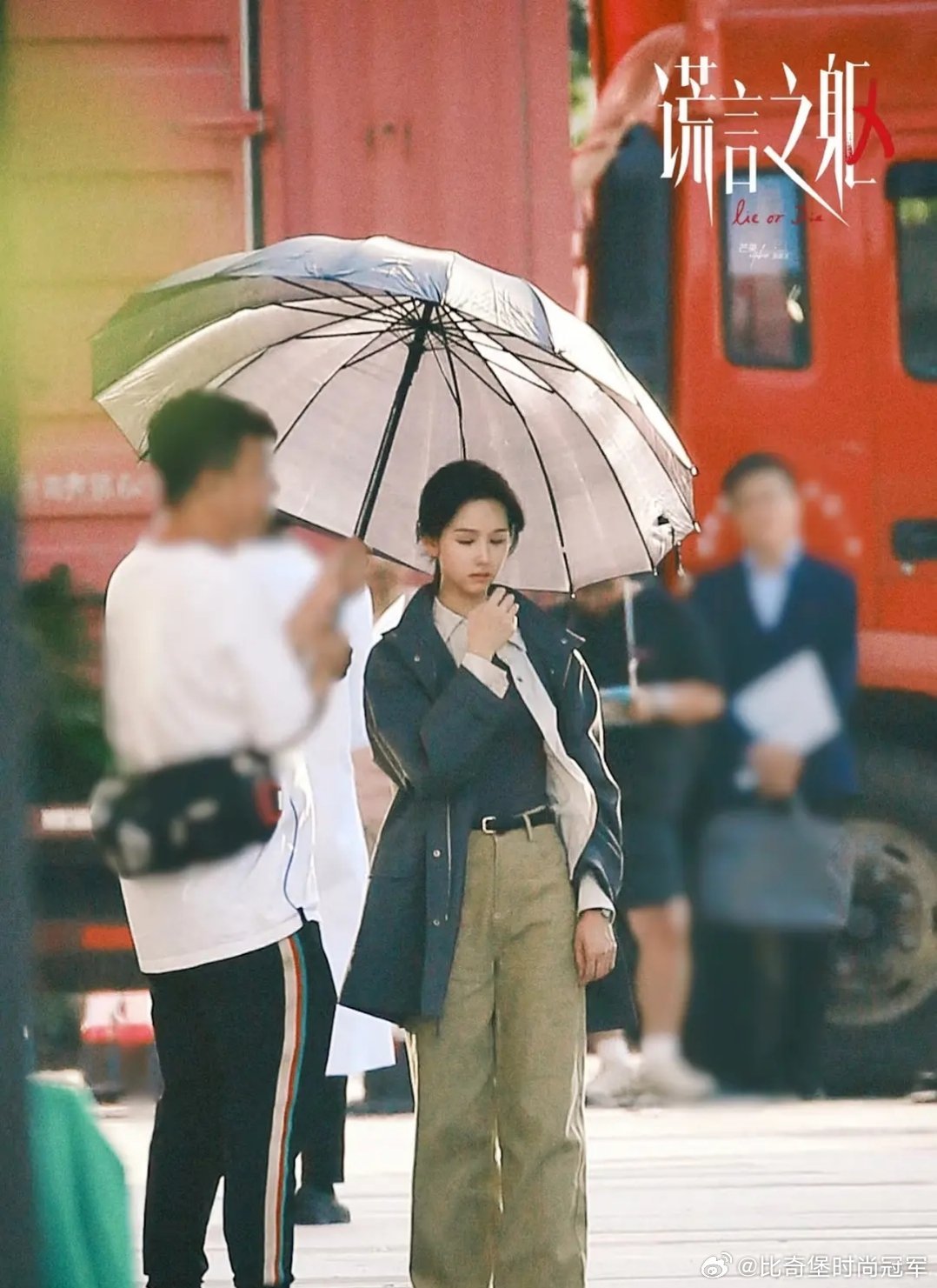 我一直想看陈都灵拍年代剧，因为她本身就是韧劲十足的人，真的很适合。 