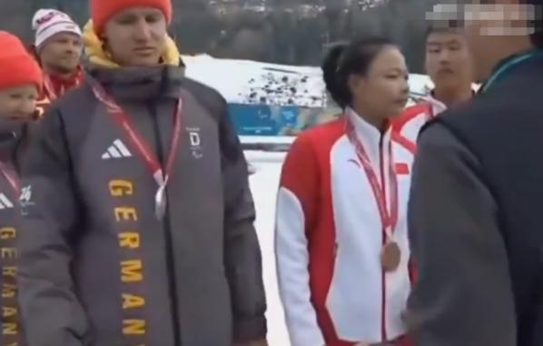 德国选手拒绝与中俄选手合影，称想表达对乌克兰的支持！

领奖台上，德国选手把脸扭