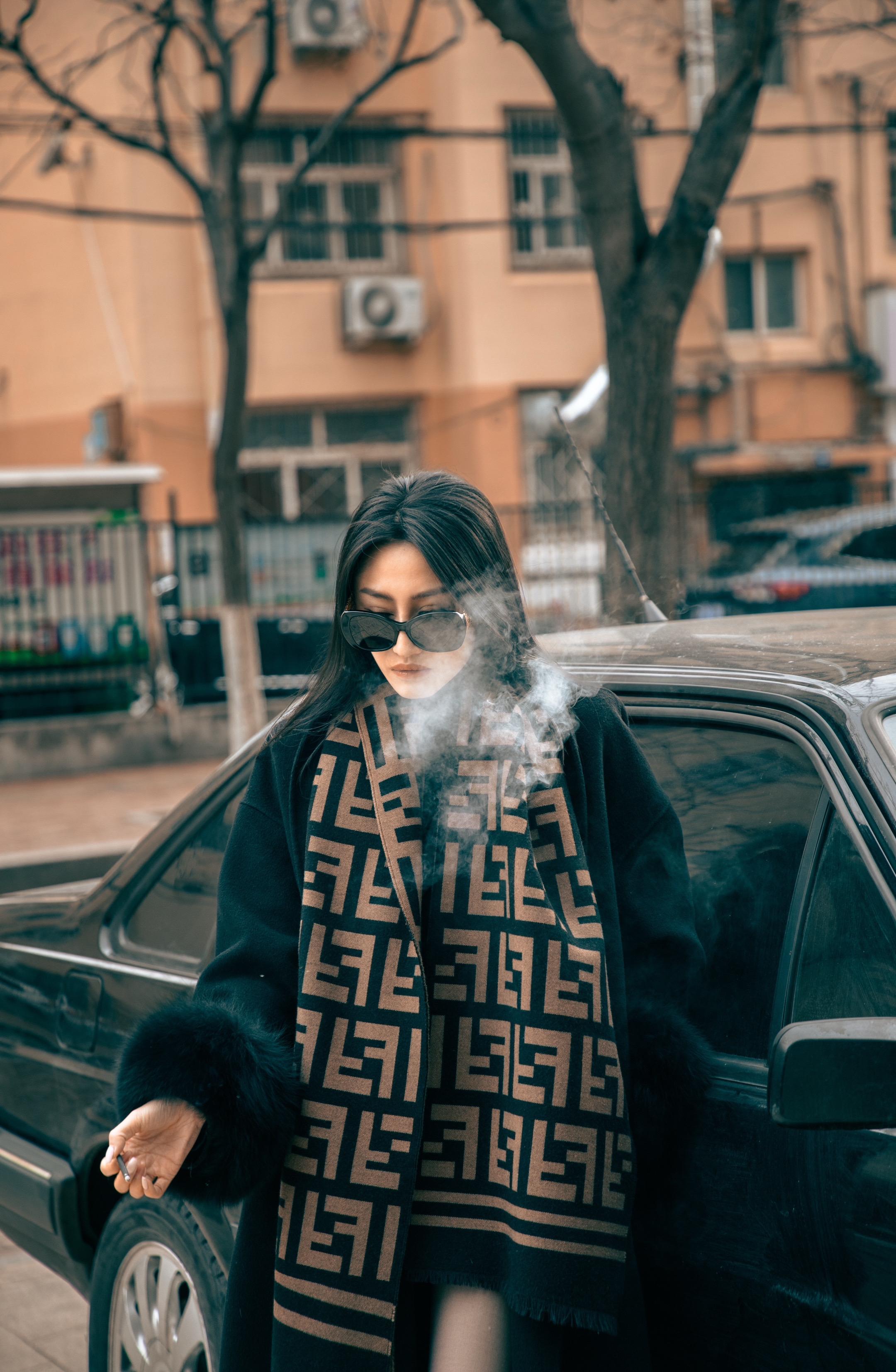 我祝你永远有掀翻桌子的音量。我不祝你乖巧，祝你拥有质疑全世界的勇气， ...