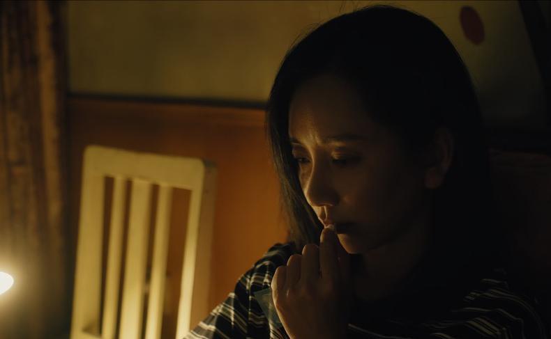 她把减肥药放进嘴里，舌尖刚碰到就后悔了。
那味道太熟悉了——和弟弟抽屉里那些“提