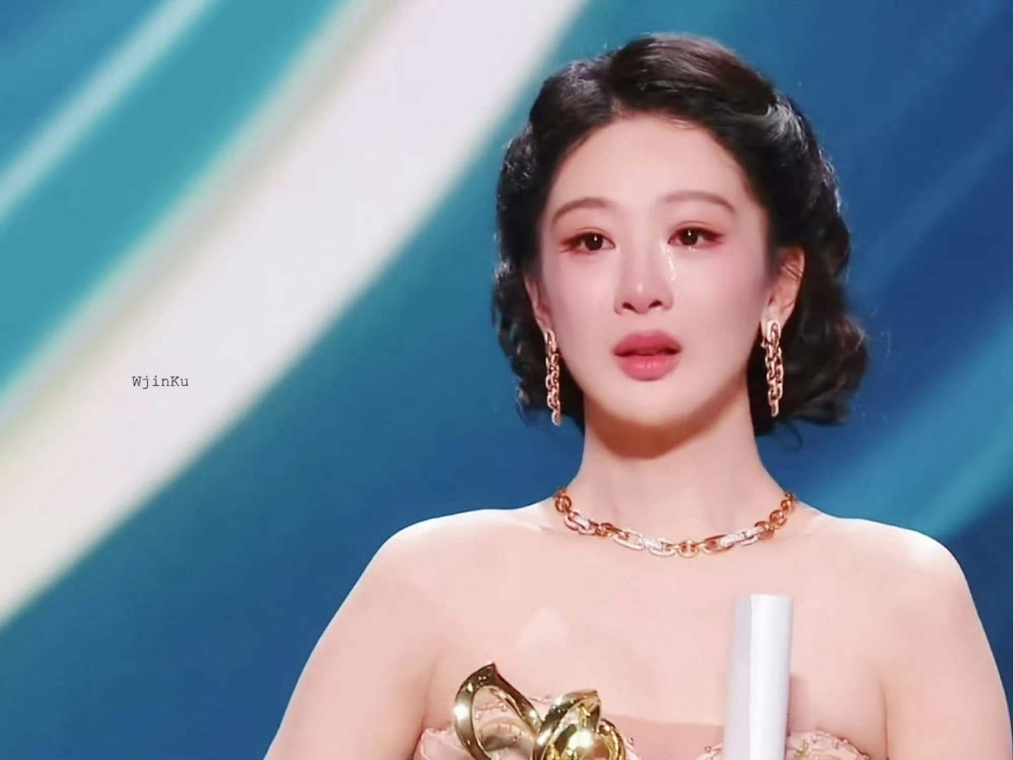 杨紫粉底液一生在求链接的国人不过我们视后哭成这样还那么美丽妆容还那么好看确实想求