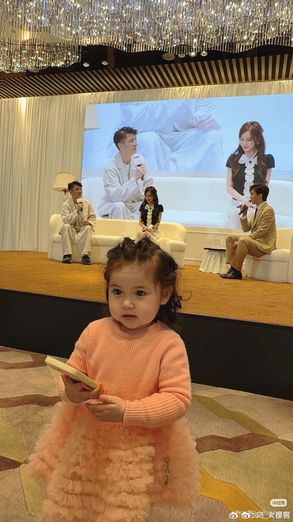 Angelababy夸韩安冉女儿原来是小女儿，我还以为是她大女儿呢 