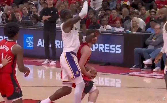 NBA 艾顿肘击到申京头部，裁判回看吹艾顿二级恶意直接驱逐NBA季后赛，火箭11