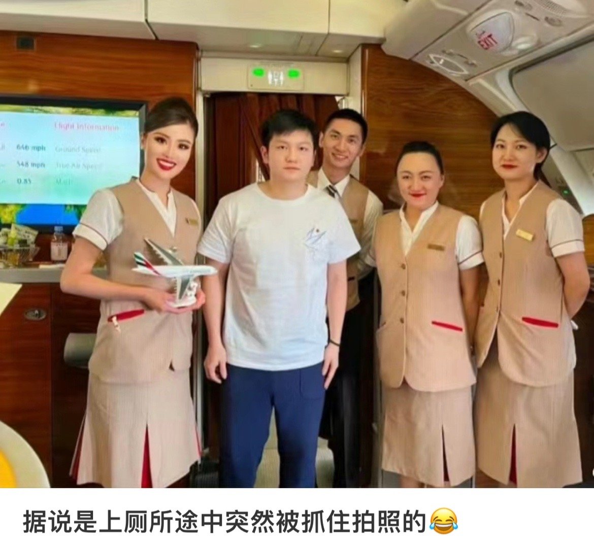 虽然东哥表情看起来很淡定 但感觉他已经在强憋了[污] ​​​