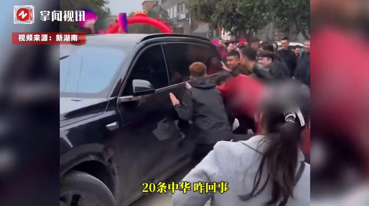 陕西咸阳一婚车遭越野车主拦路，伴郎上前递上红包和香烟后，没想到越野车主竟然还过分