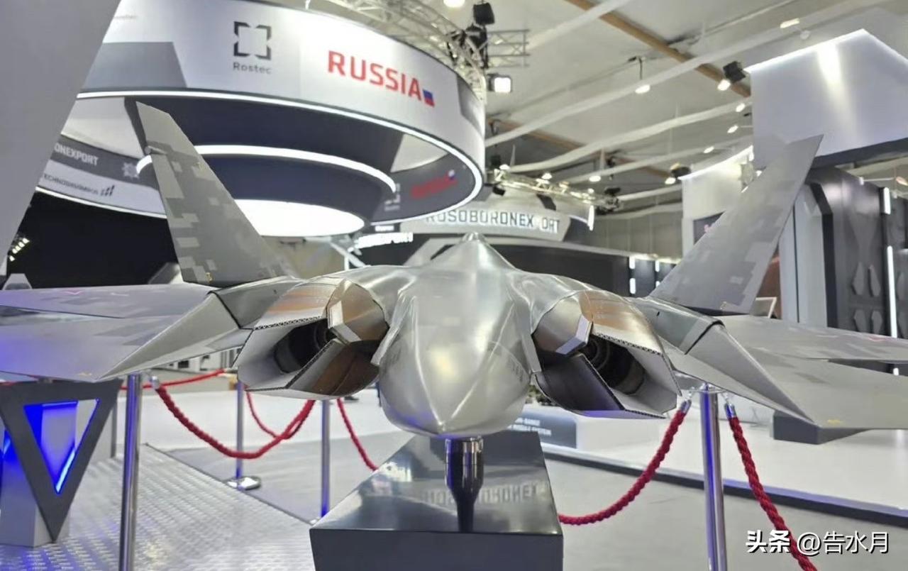 苏57展示二元矢量喷口，产品30发动机的一种新改型，看起来还挺帅的，另外值得关注