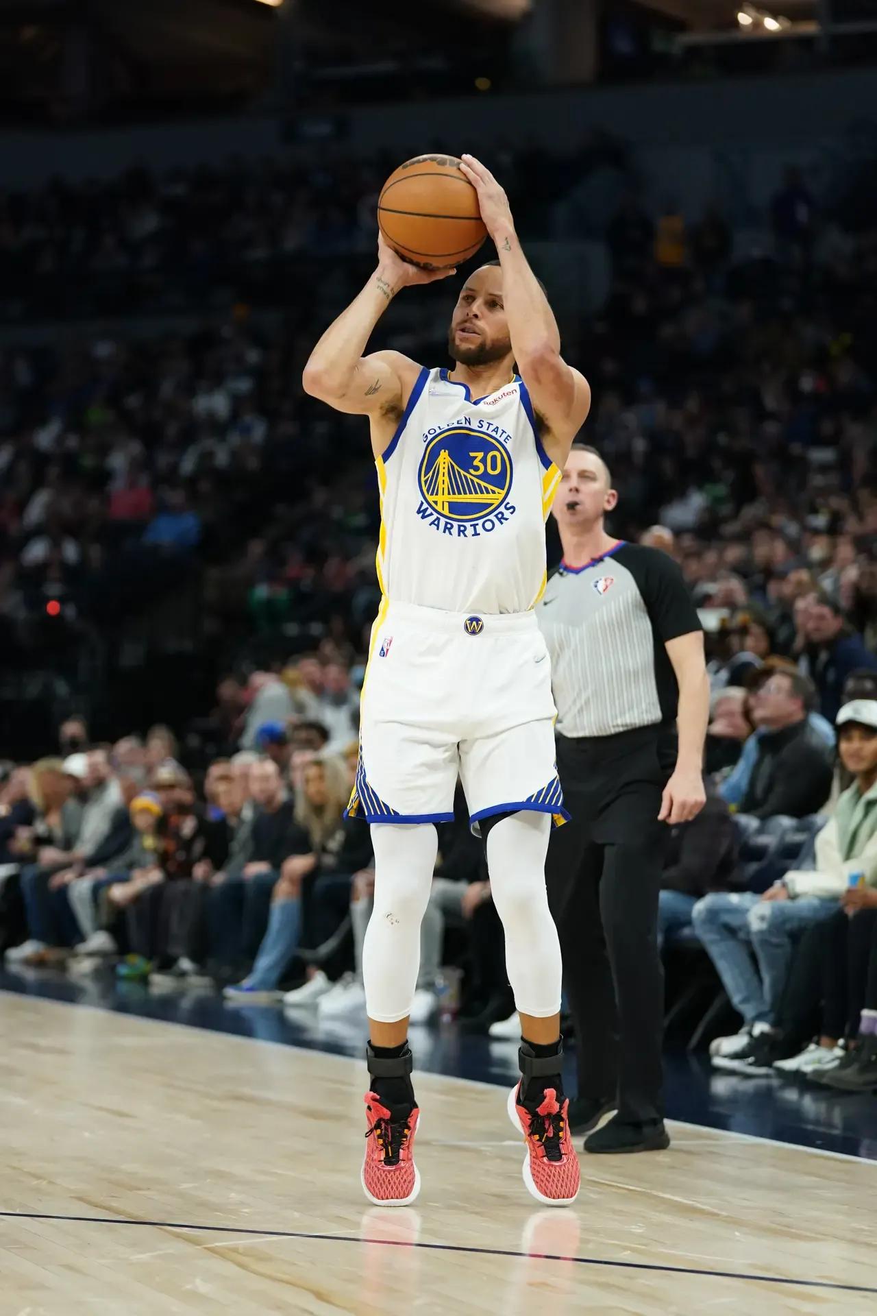 库里每个赛季缺席场次以及场均得分一览

09-10赛季       2场    