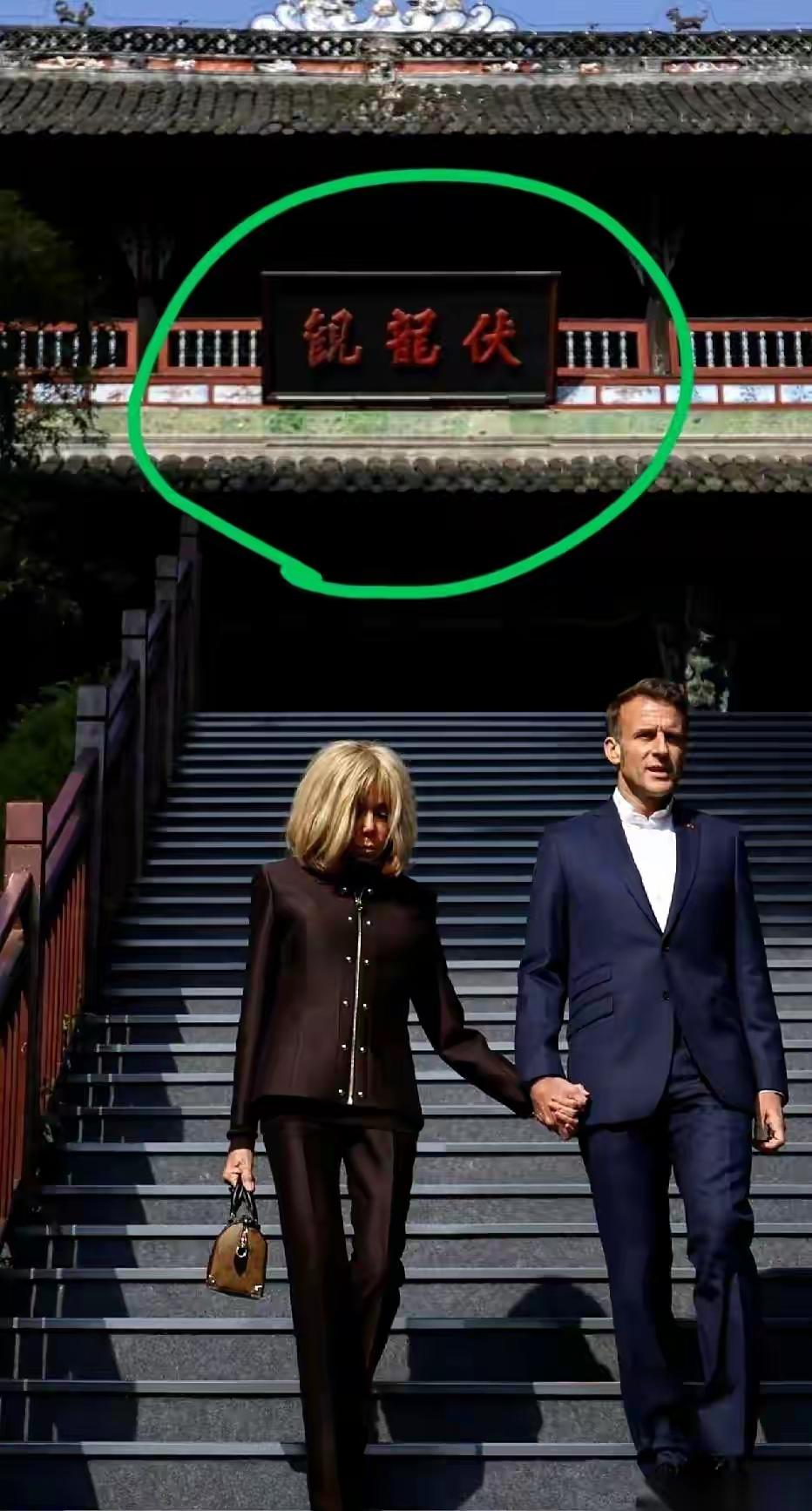 这是啥意思？看不懂，马克龙和他的老婆挺恩爱的