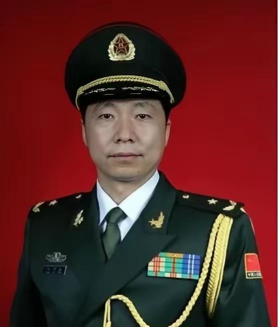 在我国少将能管多少人？当上少将究竟有多难？少将管辖的军人在五万人左右。以杨利伟为