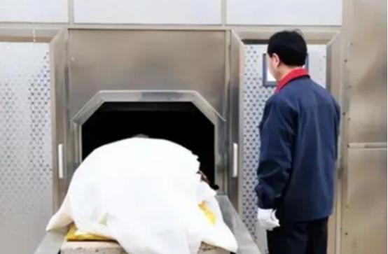 1995年，东莞市殡仪馆内送来了一具已经开始发臭的女尸。

当时负责接收的工人何