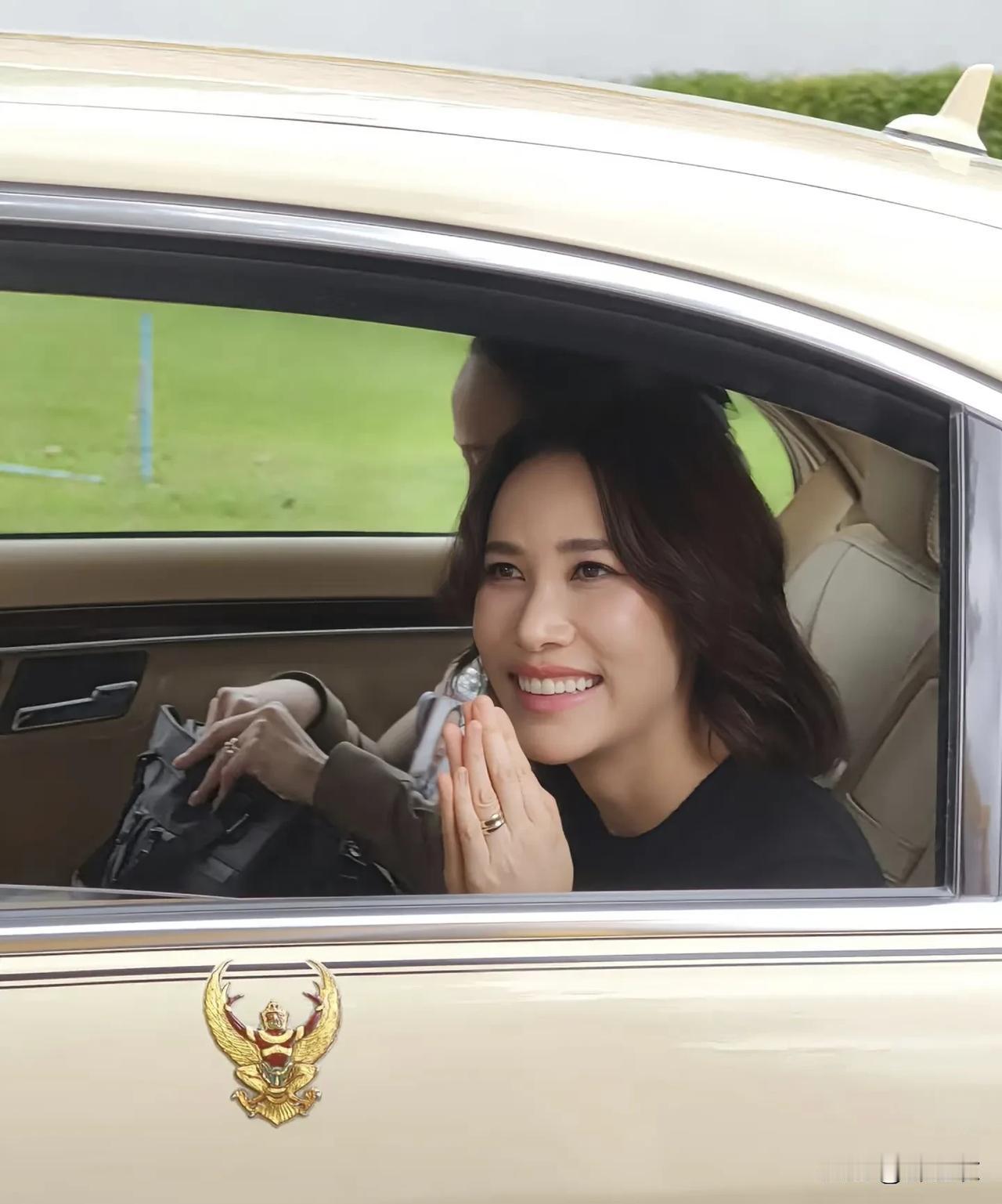 泰国的诗妮娜贵妃，国内也有死忠粉吗？简直笑死人了，虽然我觉得她的长相不丑，但也不