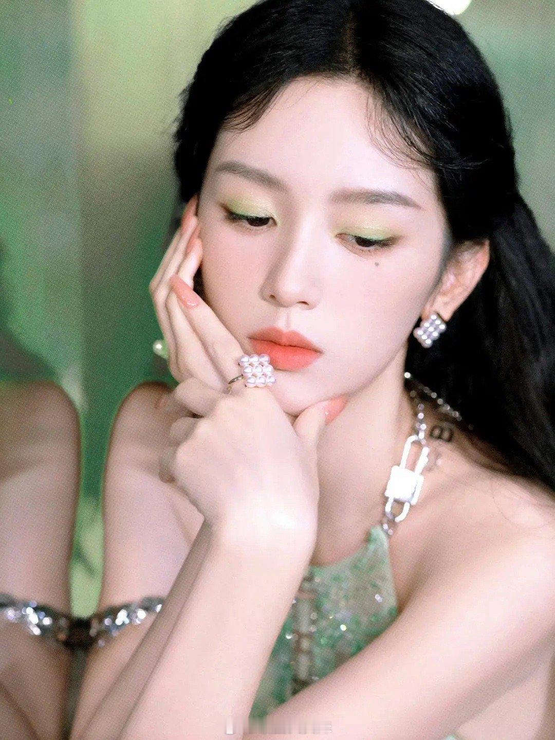 周也今日活动，像一颗阳光青提，美貌正常营业，好适合绿色眼影 ​​​