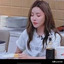 在综艺《浪姐》中，安琪哽咽地谈着自己不太顺的演艺生涯，她边说边哭，边哭边说，对面