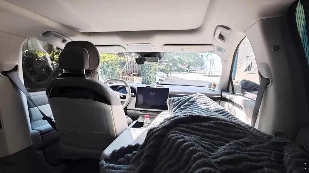 男子突遭重大变故车内连睡7天 看得鼻子一酸！宁波街头一男子遭遇生活重创，怕家人担