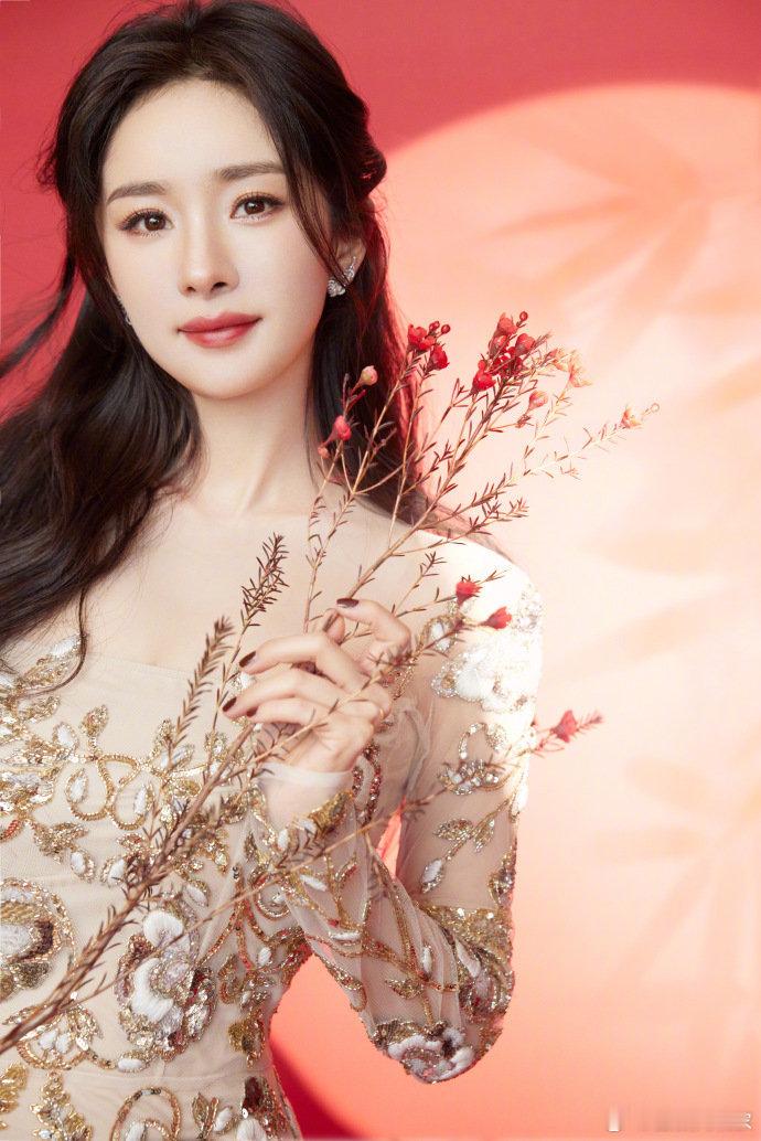 #新浪娱乐[超话]##杨幂金丝羽花裙##杨幂小年祝福#杨幂身穿金丝羽花裙送上小年