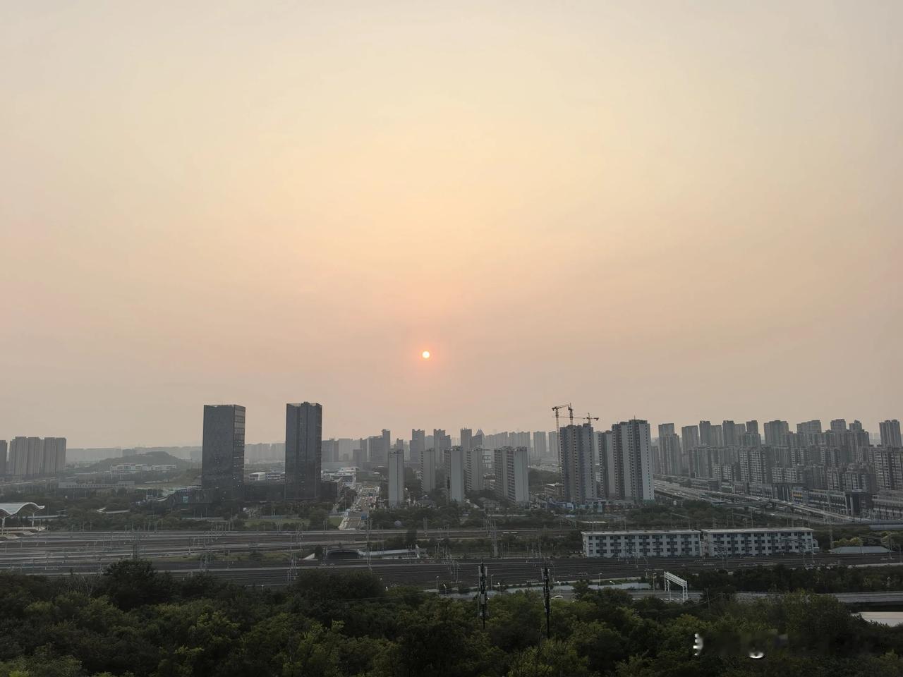 
国庆最后一天的夕阳
空中弥漫着分别的味道，
疯玩了七天，
要分手了，
踏上远行