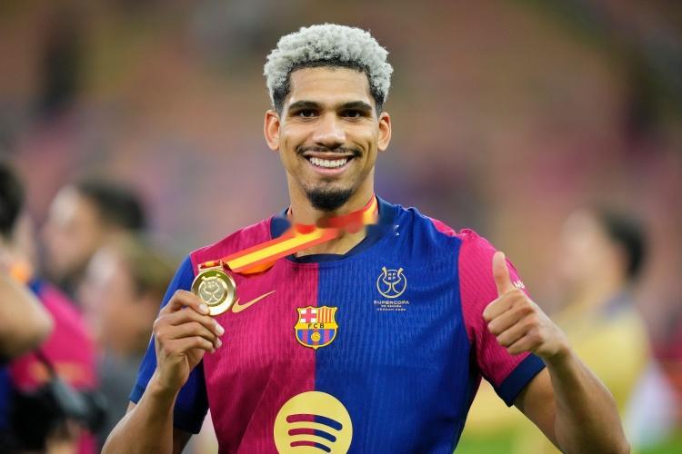 据ESPN报道，巴萨后卫阿劳霍目前正在乌拉圭足协的训练基地内进行康复训练，目标是