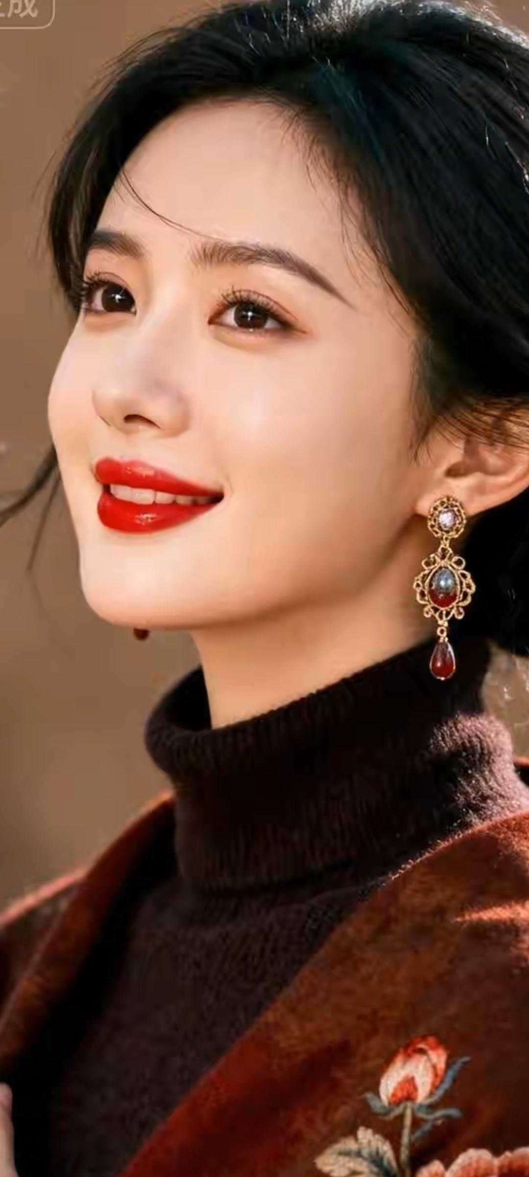 优雅红唇，复古耳环，复古风穿搭