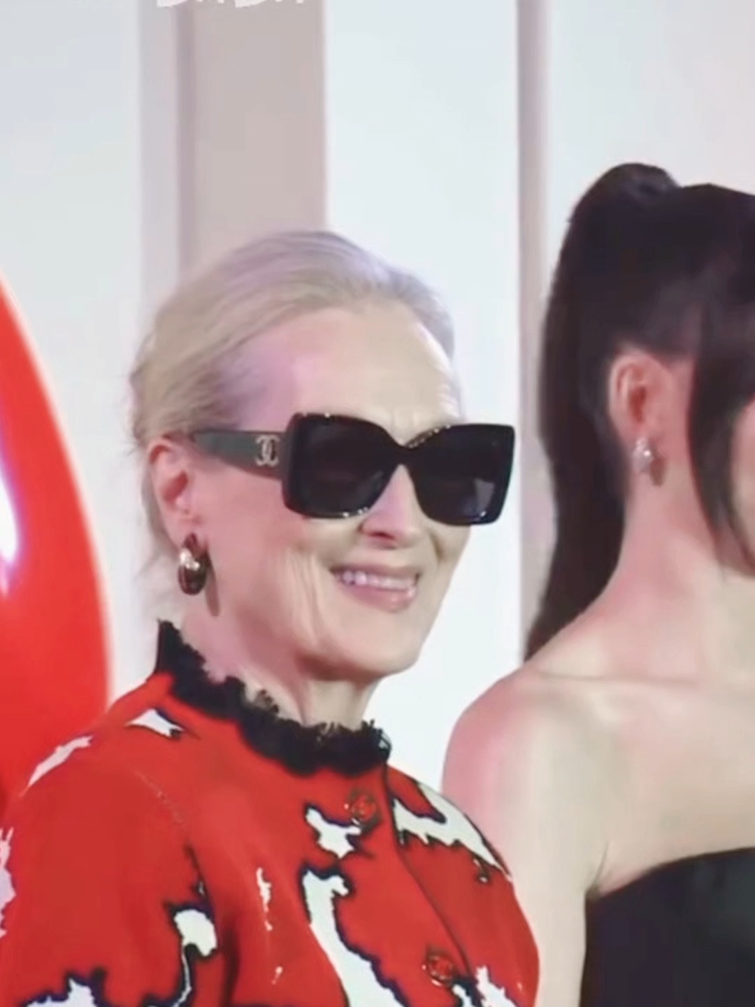 严重怀疑是连轴地大量面对这么多人，潜藏的i人属性爆发，所以才架墨镜的支持老太小韩