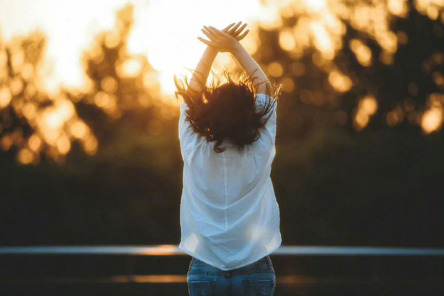 在这个世界上，能被所有人都看得起的人，唯有那些“骨子里都浸满了快乐的人”。———