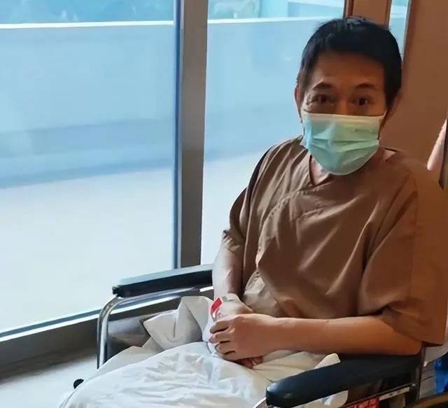 李连杰和成龙，同样是国际巨星，同样是功夫之王，晚年生活的质量却天差地别，可以这么