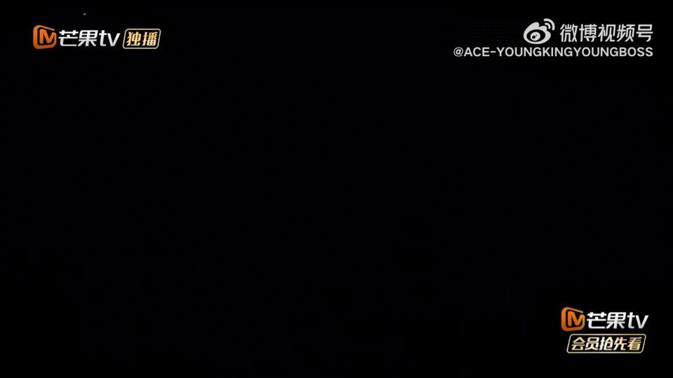 黄子韬想到最浪漫的是和徐艺洋看星星第一次见的漫天星光，和刚好出现的流星，还有身边