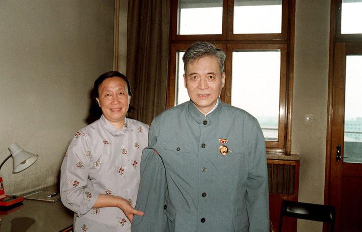1986年7月，邓稼先浑身大出血，死状惨烈，而在离世之前，他拉着妻子的手，深情地