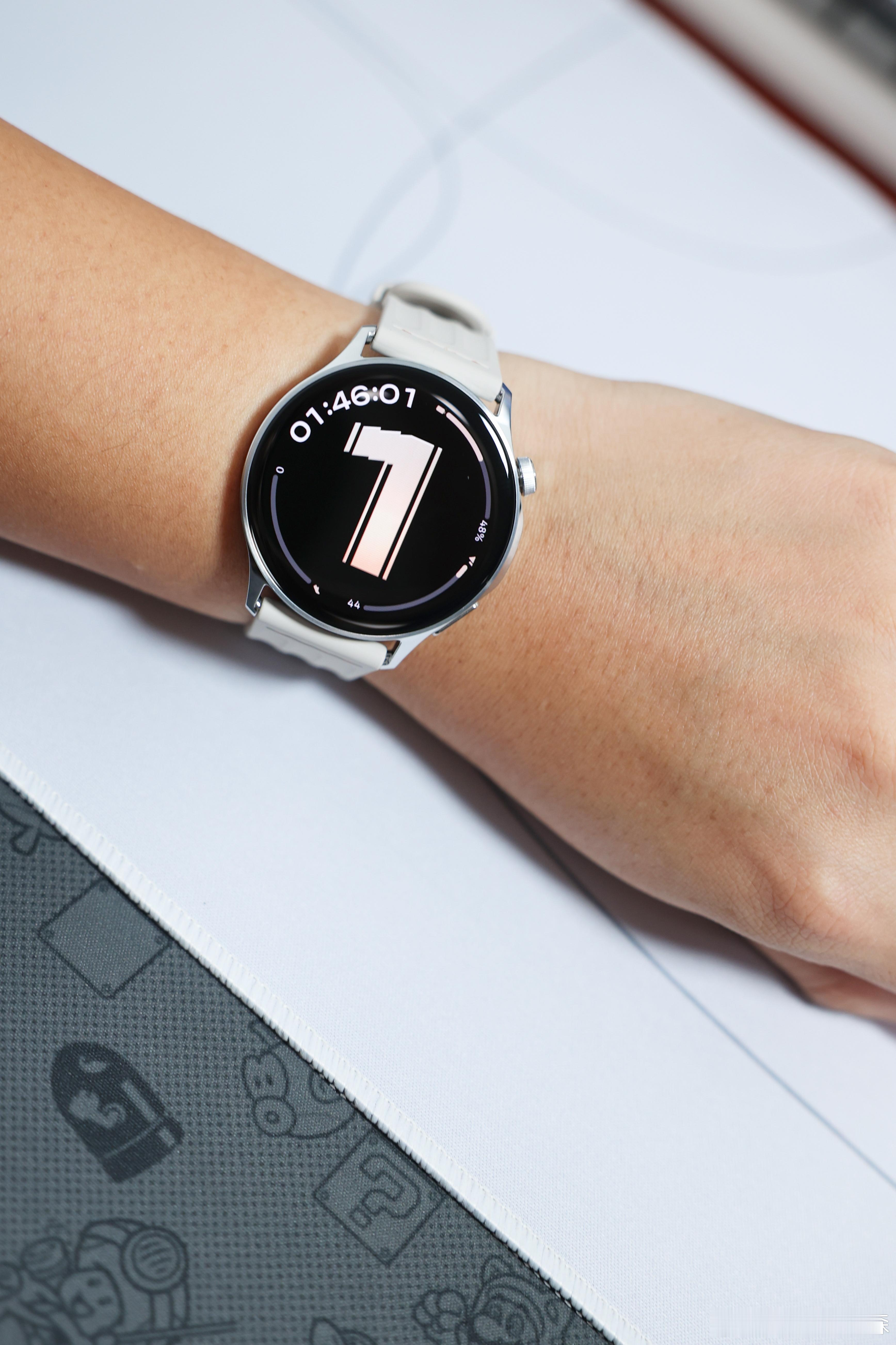 新设备，OPPO Watch S实物。 ​​​