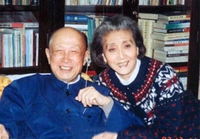 1947年，36岁的钱学森学成回国，单身的他遭父母催婚，干妹妹蒋英也来凑热闹，将