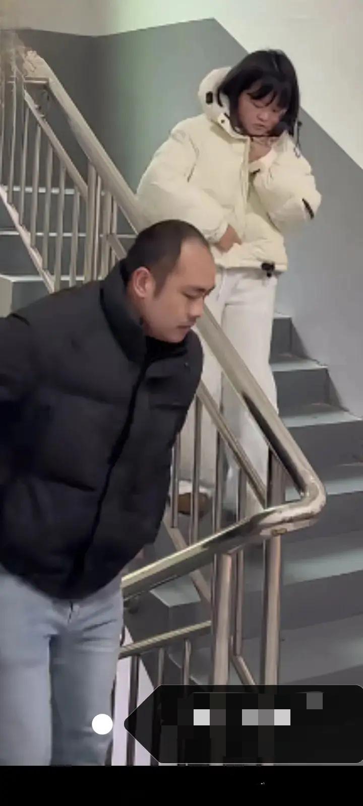 尴尬到家了！！！！！
尴尬了，夫妻俩离婚后，丈夫在城里买房，不知道妻子嫁给了对门