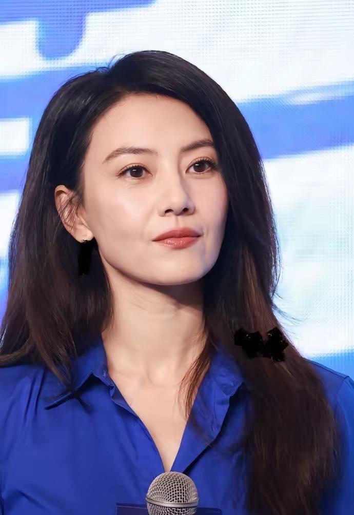 高圆圆这发量，真是让人狠狠的羡慕了！46岁的年纪，还能拥有如此浓密的头发，这简直