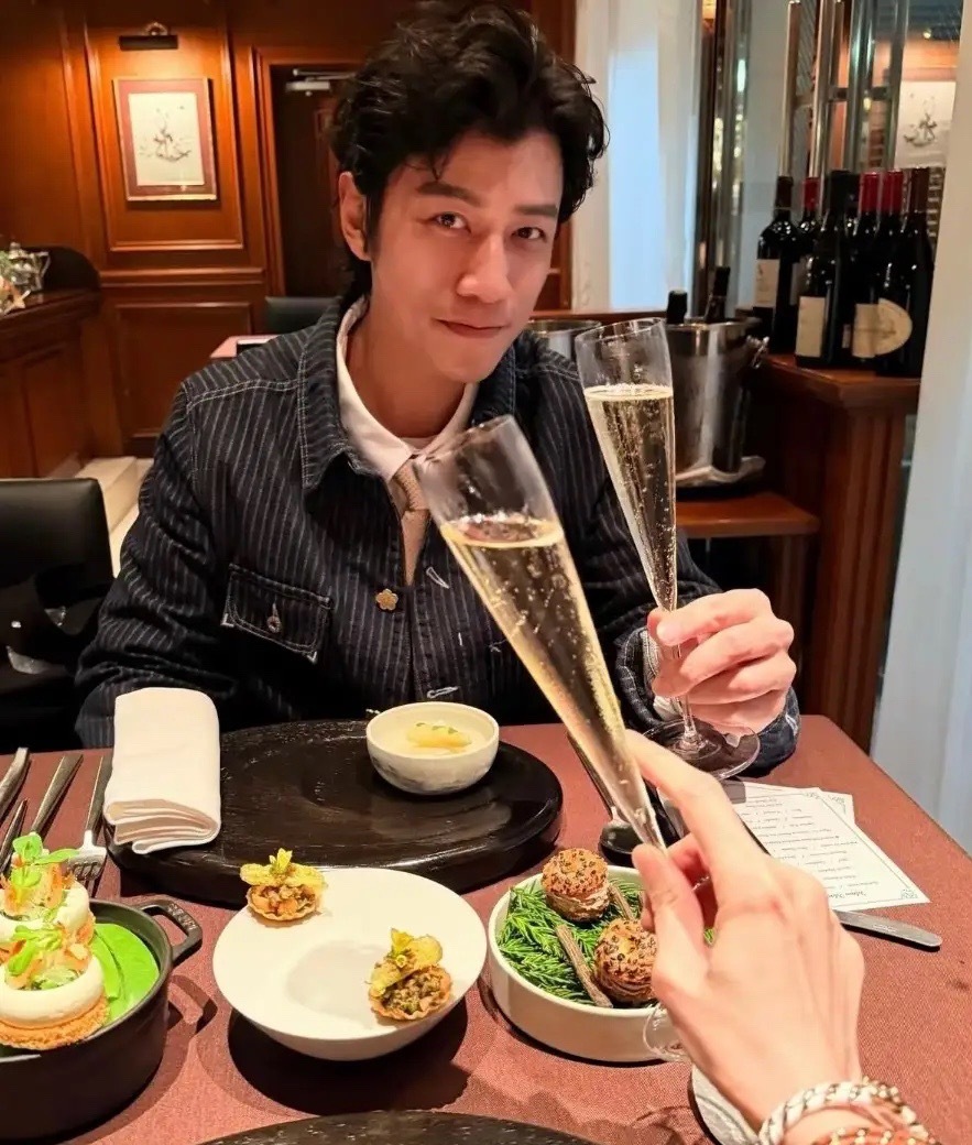 陈乔恩和老公Alan去日本庆祝结婚纪念日，婚后4年坚持二人世界，约会太甜腻了。两