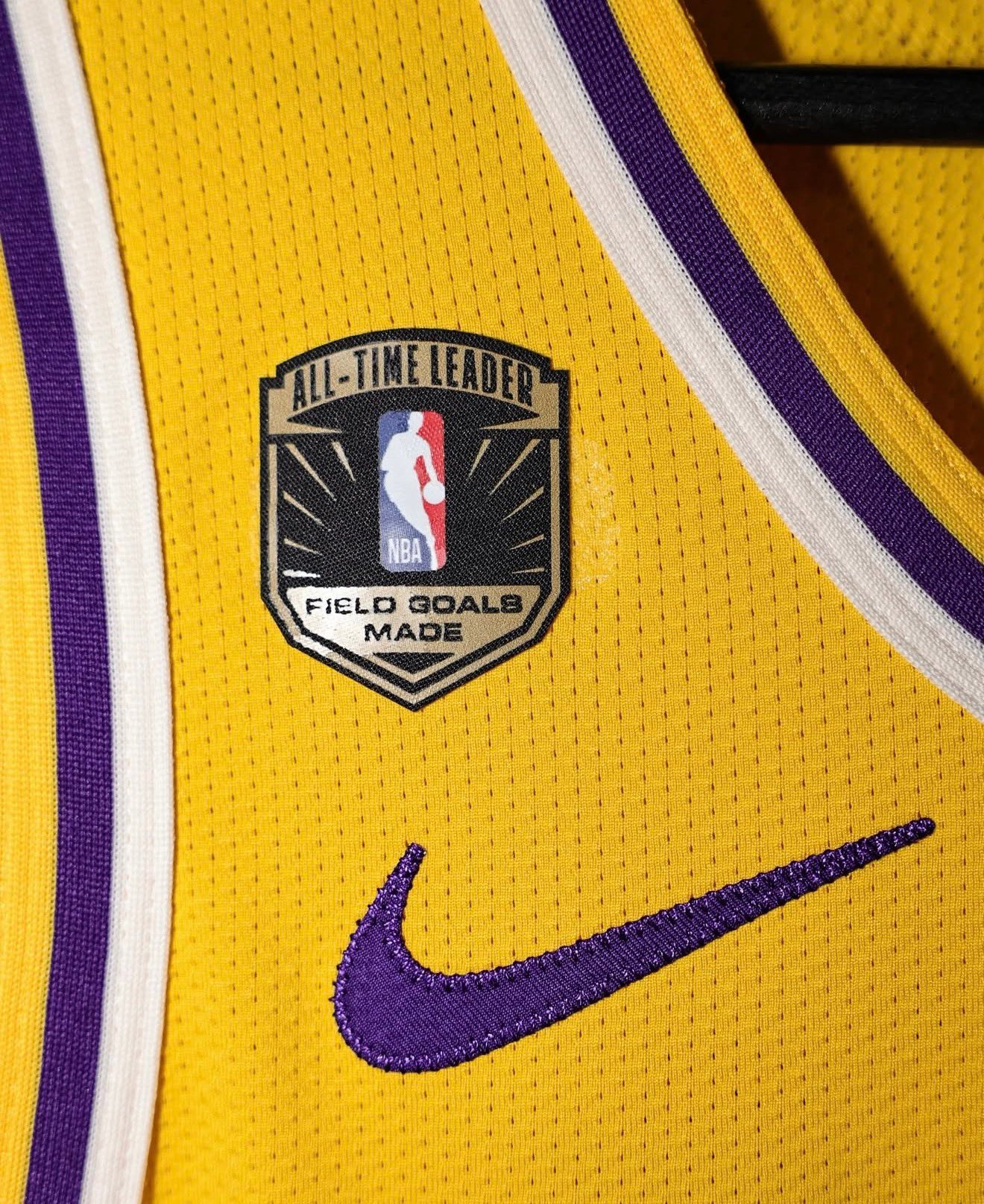 詹姆斯今晚的球衣上有历史最佳投篮命中数纪念章🐐 