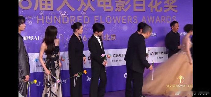 惊蛰无声剧组百花奖压轴惊蛰无声剧组压轴登场 惊蛰无声剧组压轴登场，阵容太好了啊 
