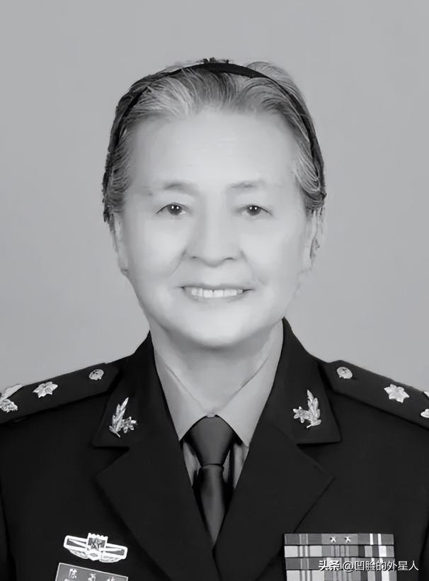 2008年的汶川地震，成都军区某位军长，猛的从凳子上站了起来，厉声训斥一名手下：