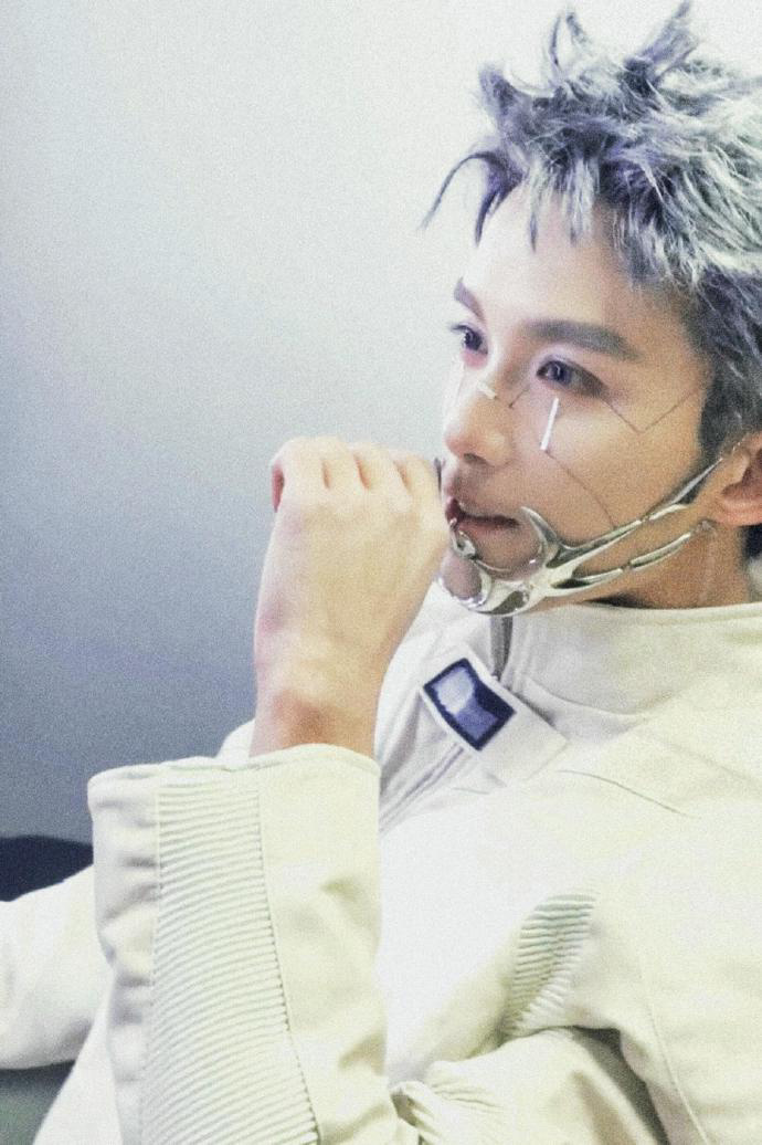 吴磊机械银发造型帅呆了，完美驾驭，银发超有科幻感！大家觉得帅吗[doge] 