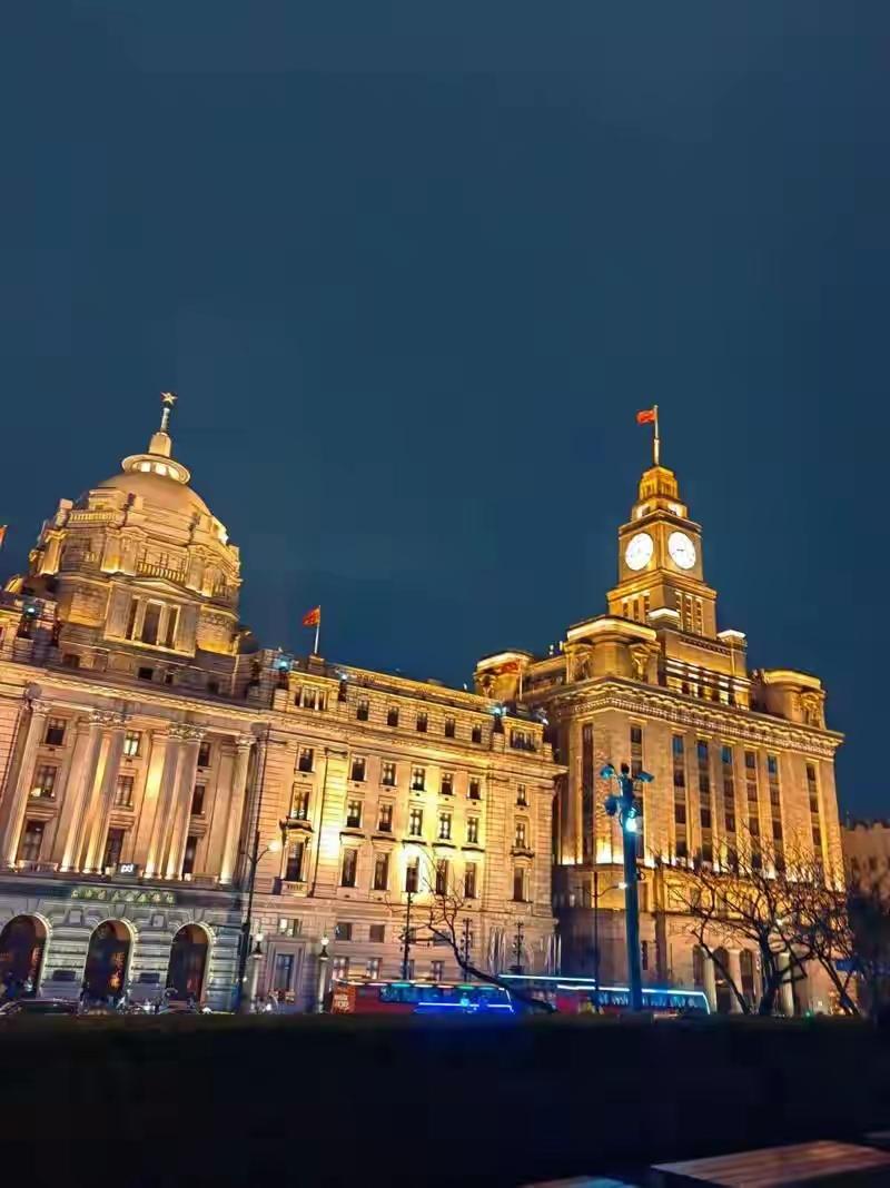 说个真事。我上周去家楼下吃阳春面，隔壁桌坐着俩老外，一人一碗清汤面，吃得比我还认