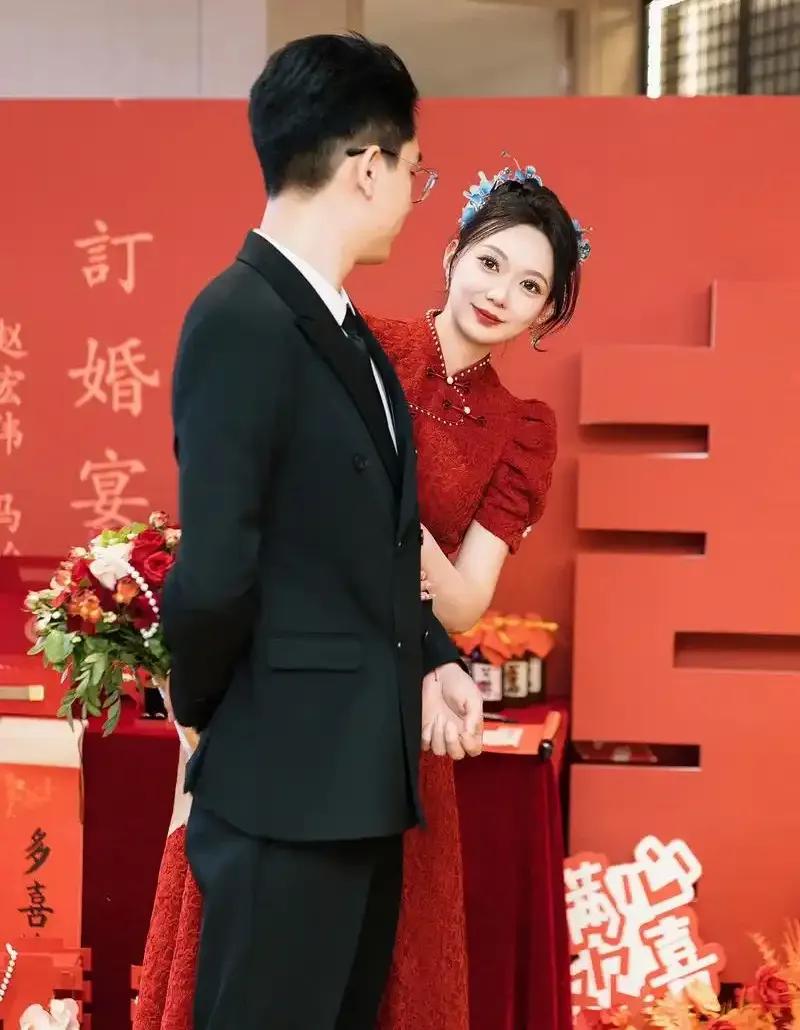 订婚宴人没去要随礼800？
舅舅家儿子去年订婚，外地没回去，也没提前告诉爸妈，后